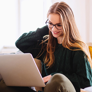 6TipsForFirstCreditCard_Sqiare.jpg Happy lady reading laptop computer